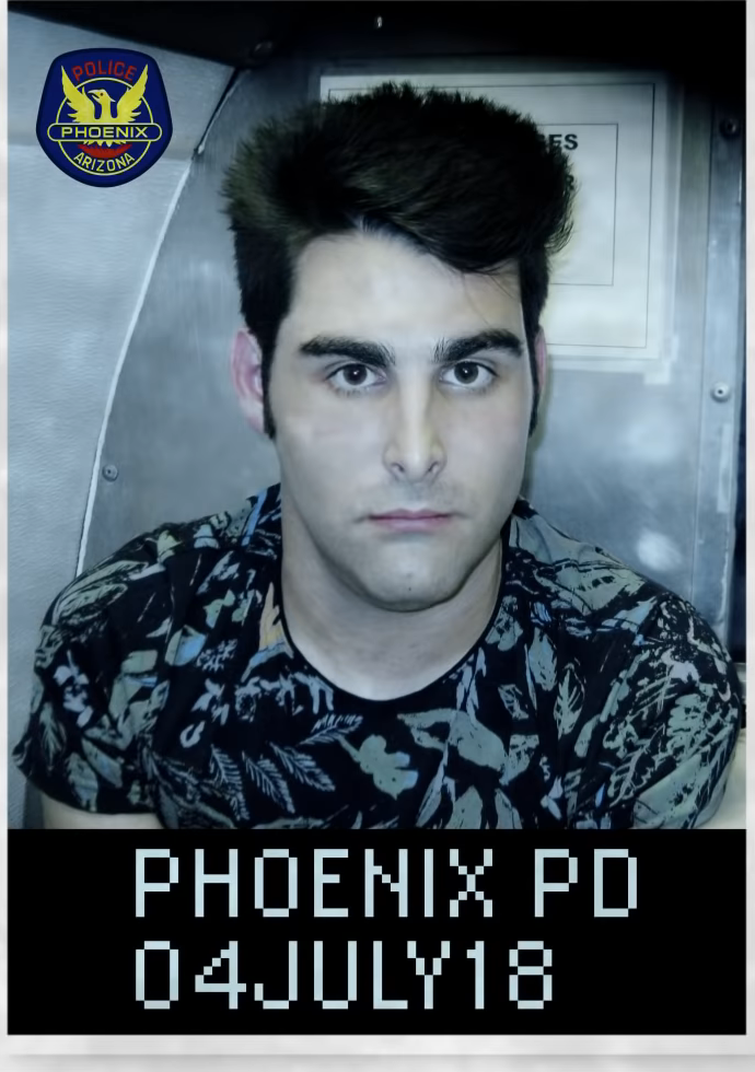 Gráfico con la foto de fichaje policial, tomado de un anuncio transmitido en 2022, con la leyenda Phoenix PD, 4 de julio de 2018. Se le imputaron cinco cargos; los cinco fueron desestimados y no fue condenado.